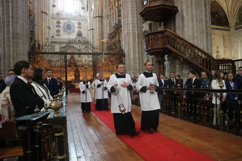 Bendición de las imágenes de María Santísima del Dulce Nombre y San Juan Evangelista, de la Archicofradía del Rosario de Salamanca, en la Catedral. Foto de Semana Santa Salamanca