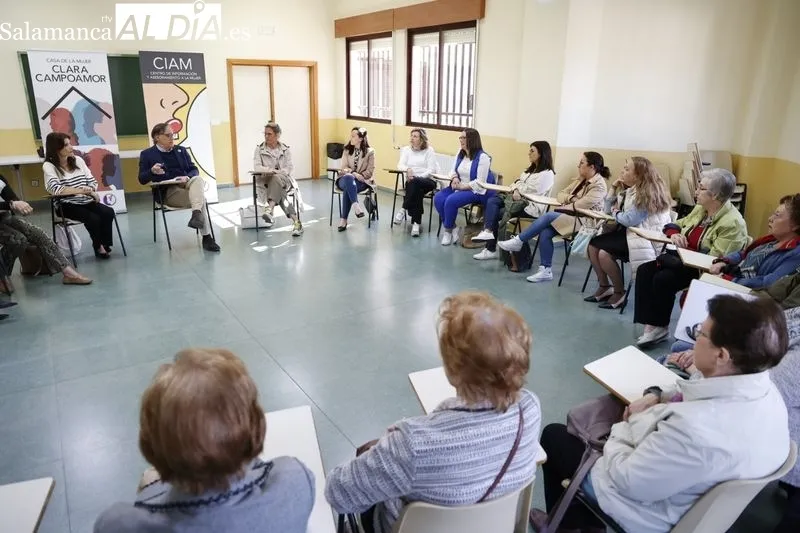 Encuentro de Carlos García Carbayo, candidato del PP a la Alcaldía, con representantes de asociaciones de mujeres de protección a la infancia y la maternidad y contra la violencia de género. Foto David Sañudo
