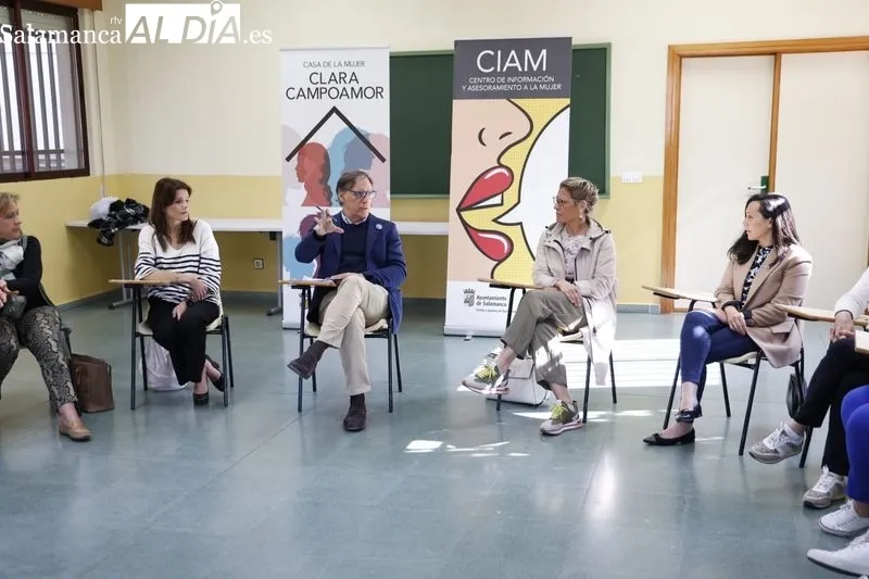 Encuentro de Carlos García Carbayo, candidato del PP a la Alcaldía, con representantes de asociaciones de mujeres de protección a la infancia y la maternidad y contra la violencia de género. Foto David Sañudo