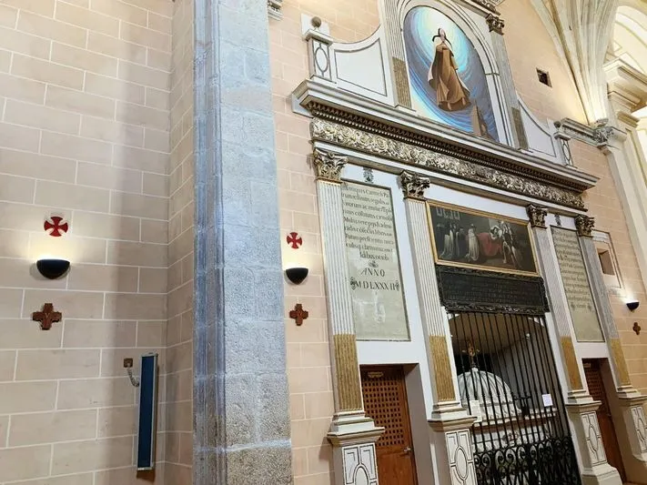 Foto 8 - La Iglesia de la Anunciaci&oacute;n recupera sus 12 cruces consagradas&nbsp;