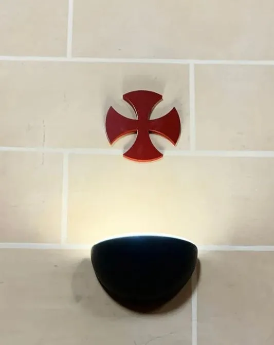 Foto 6 - La Iglesia de la Anunciaci&oacute;n recupera sus 12 cruces consagradas&nbsp;