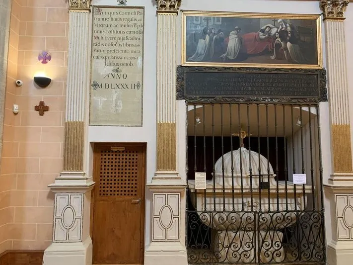 Foto 2 - La Iglesia de la Anunciaci&oacute;n recupera sus 12 cruces consagradas&nbsp;