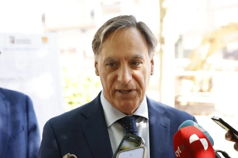 El alcalde de Salamanca, Carlos García Carbayo, visita las obras de construcción de una nueva promoción de vivienda pública en el barrio de Capuchinos. Foto de David Sañudo