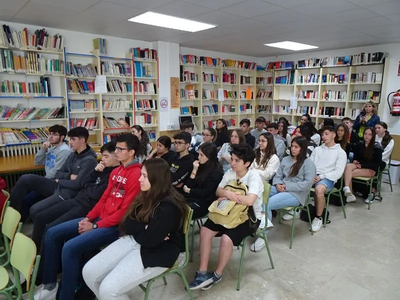 Foto 2 - El psic&oacute;logo Alejandro Shujman visita los institutos de Santa Marta para hablar sobre bienestar y salud