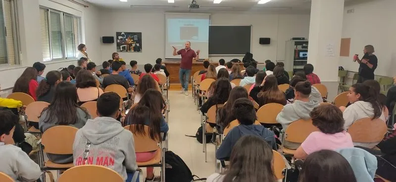 Foto 4 - El psic&oacute;logo Alejandro Shujman visita los institutos de Santa Marta para hablar sobre bienestar y salud