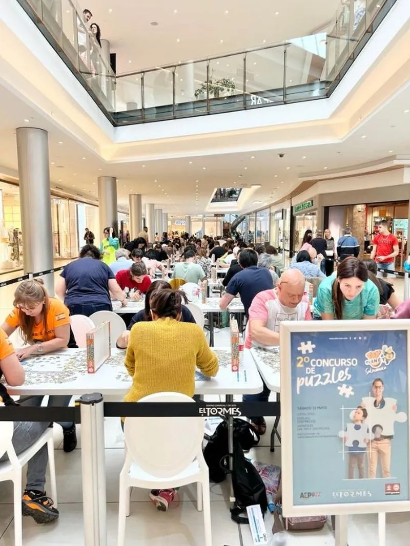 Imágenes de la jornada de tarde de la categoría absoluta del 2º Concurso de Puzzles Toy Planet Salamanca en el Centro Comercial El Tormes