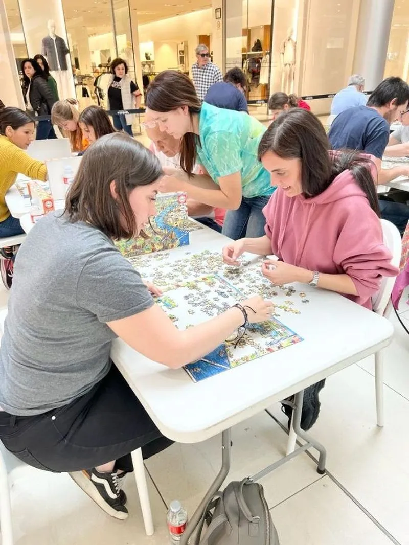 Imágenes de la jornada de tarde de la categoría absoluta del 2º Concurso de Puzzles Toy Planet Salamanca en el Centro Comercial El Tormes