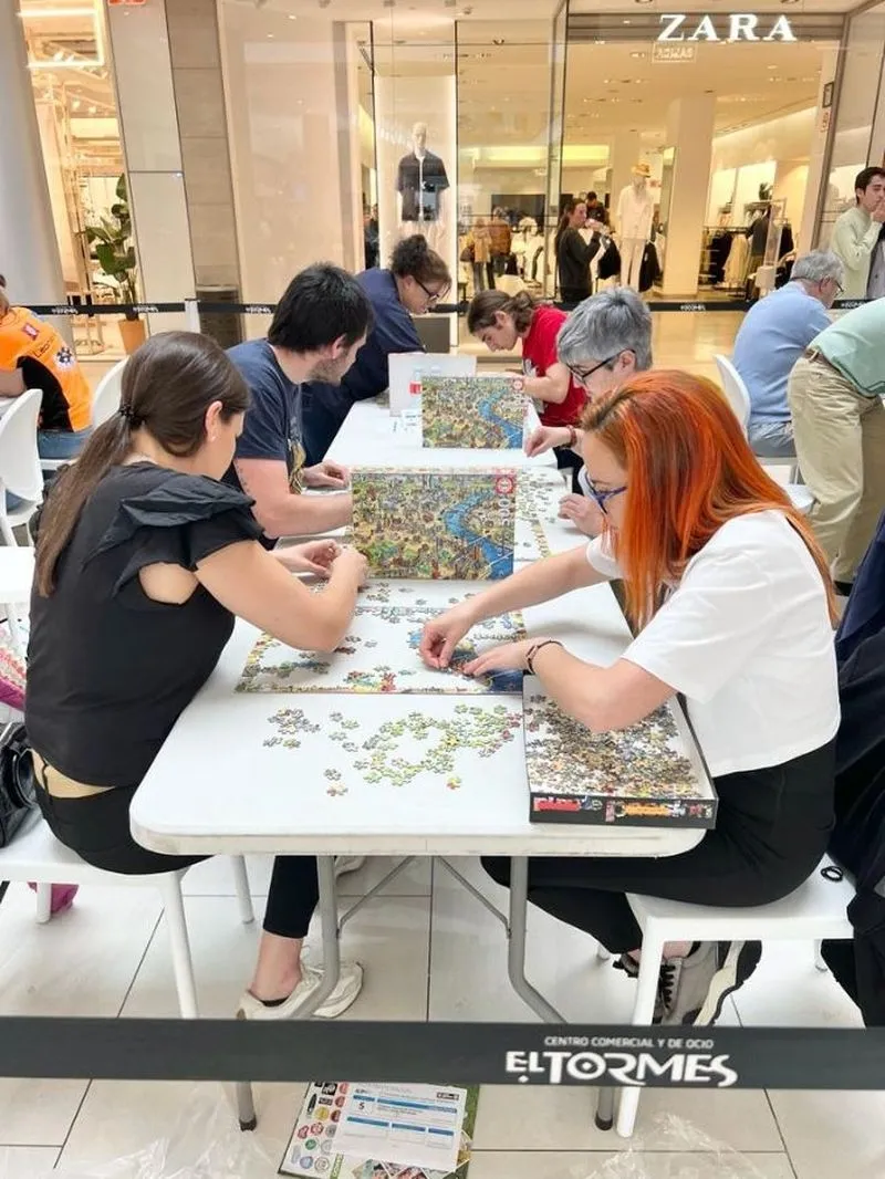 Imágenes de la jornada de tarde de la categoría absoluta del 2º Concurso de Puzzles Toy Planet Salamanca en el Centro Comercial El Tormes