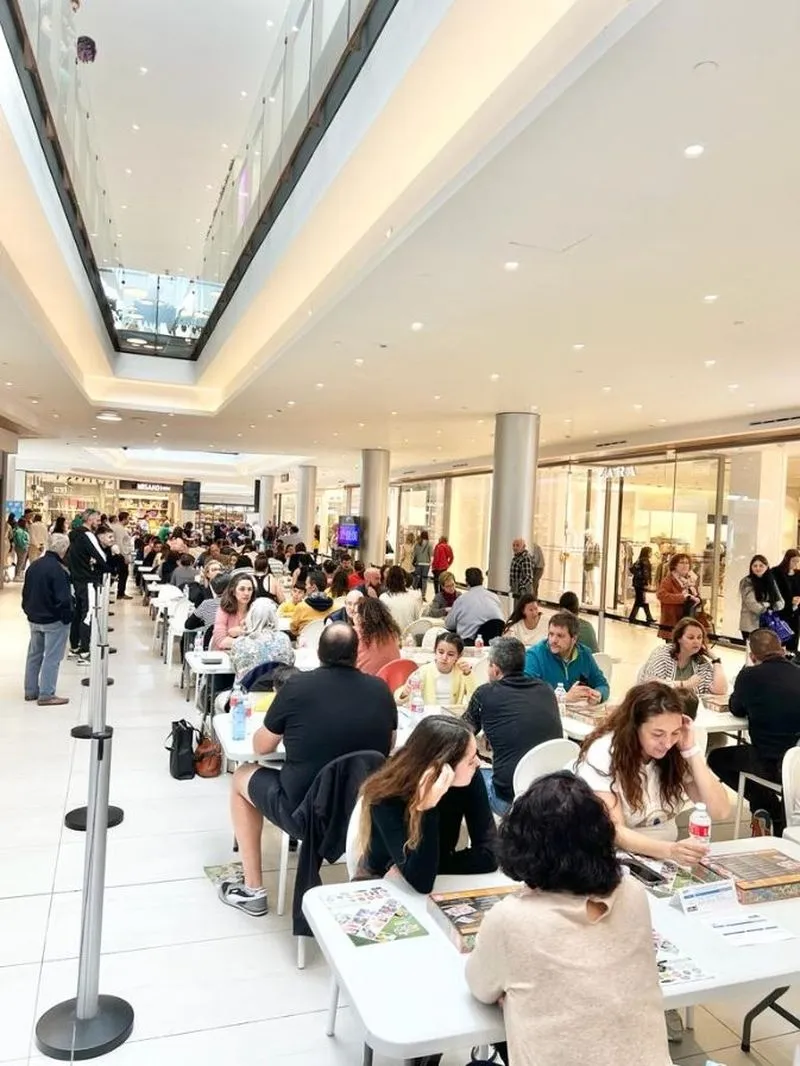 Imágenes de la jornada de tarde de la categoría absoluta del 2º Concurso de Puzzles Toy Planet Salamanca en el Centro Comercial El Tormes