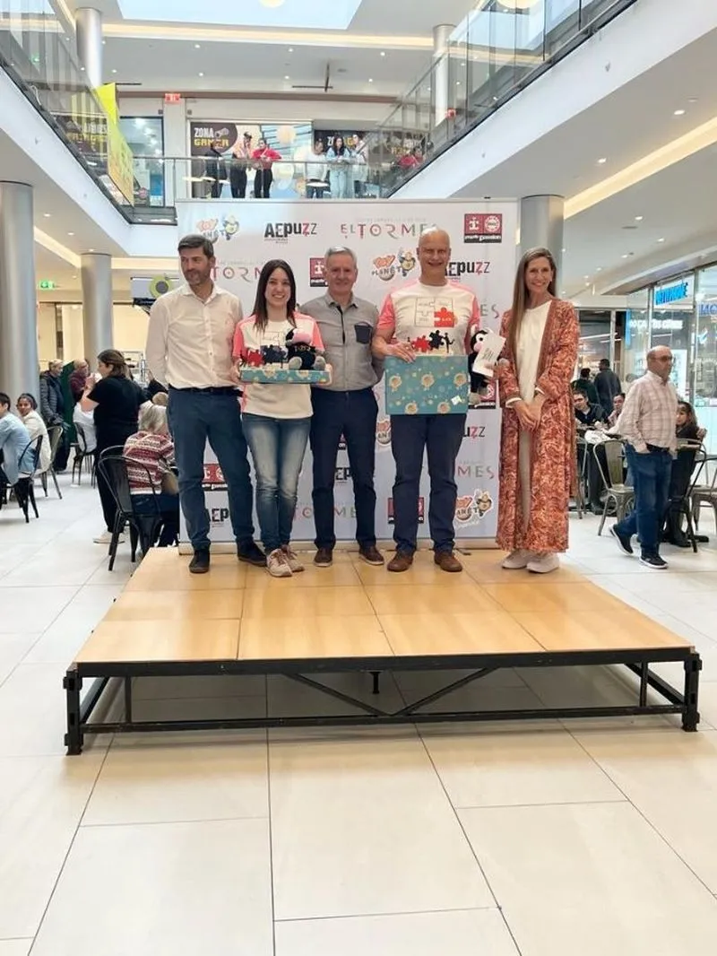 Imágenes de la jornada de tarde de la categoría absoluta del 2º Concurso de Puzzles Toy Planet Salamanca en el Centro Comercial El Tormes