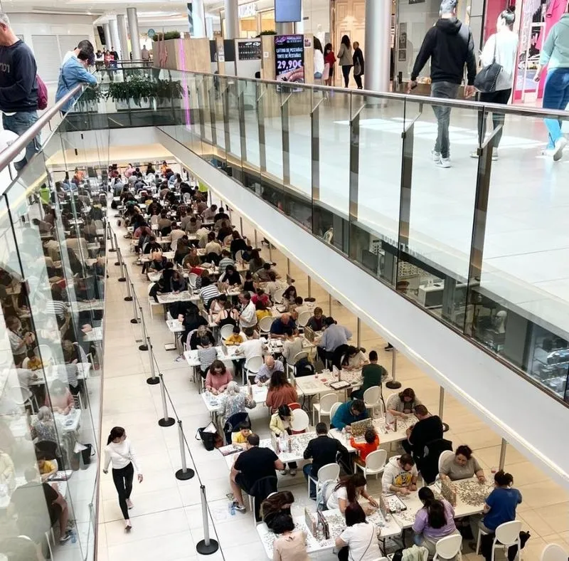 Imágenes de la jornada de tarde de la categoría absoluta del 2º Concurso de Puzzles Toy Planet Salamanca en el Centro Comercial El Tormes