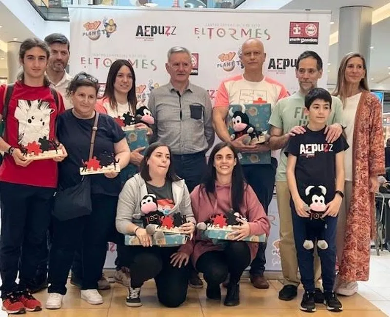 Imágenes de la jornada de tarde de la categoría absoluta del 2º Concurso de Puzzles Toy Planet Salamanca en el Centro Comercial El Tormes