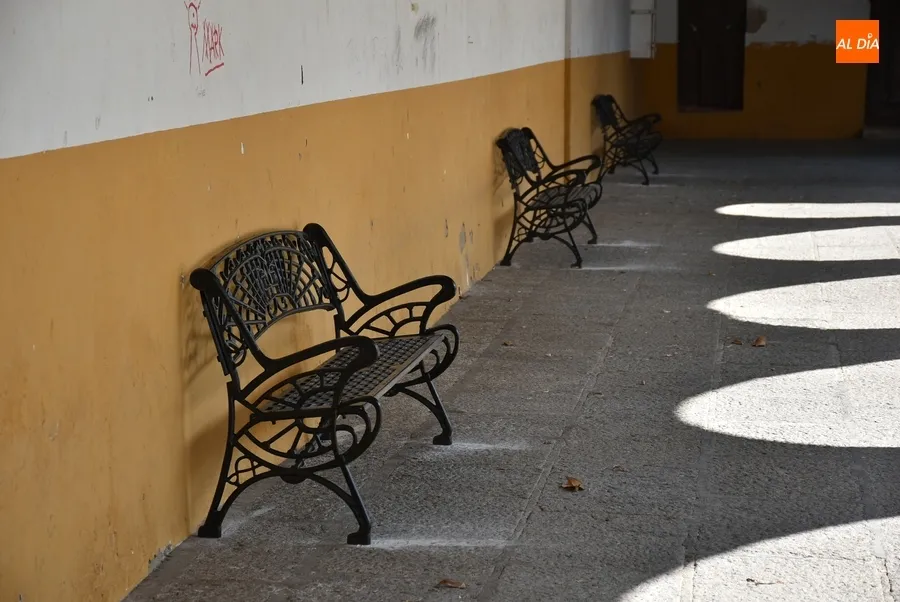 Foto 7 - Instalados bancos en los soportales de la Plazuela del Buen Alcalde, que ya pide una mano de pintura