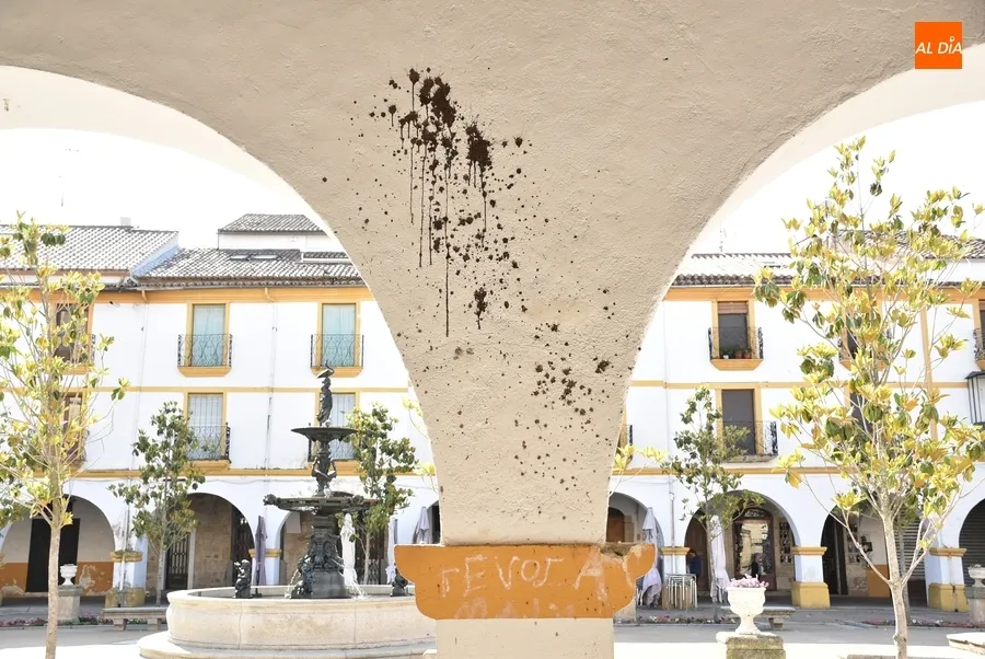 Foto 5 - Instalados bancos en los soportales de la Plazuela del Buen Alcalde, que ya pide una mano de pintura