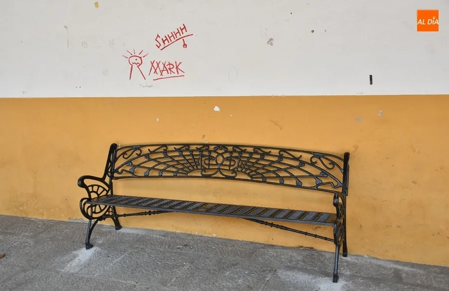 Foto 6 - Instalados bancos en los soportales de la Plazuela del Buen Alcalde, que ya pide una mano de pintura