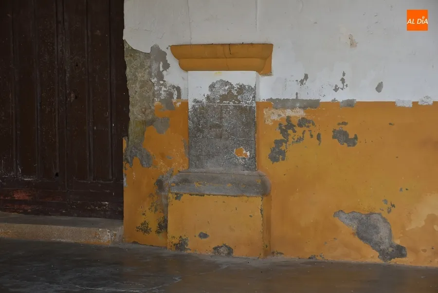 Foto 4 - Instalados bancos en los soportales de la Plazuela del Buen Alcalde, que ya pide una mano de pintura