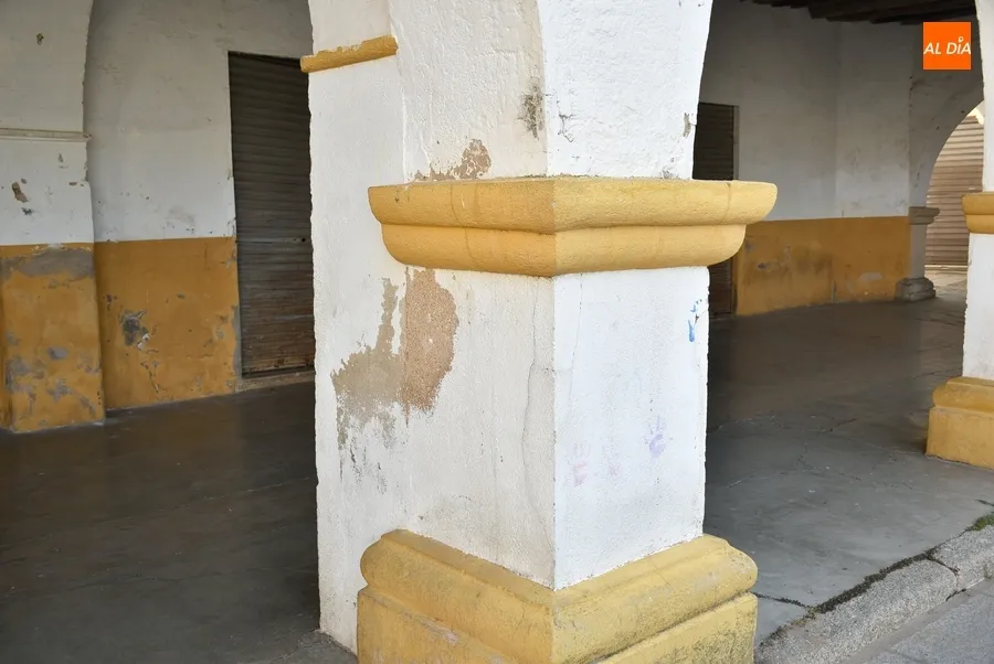 Foto 3 - Instalados bancos en los soportales de la Plazuela del Buen Alcalde, que ya pide una mano de pintura