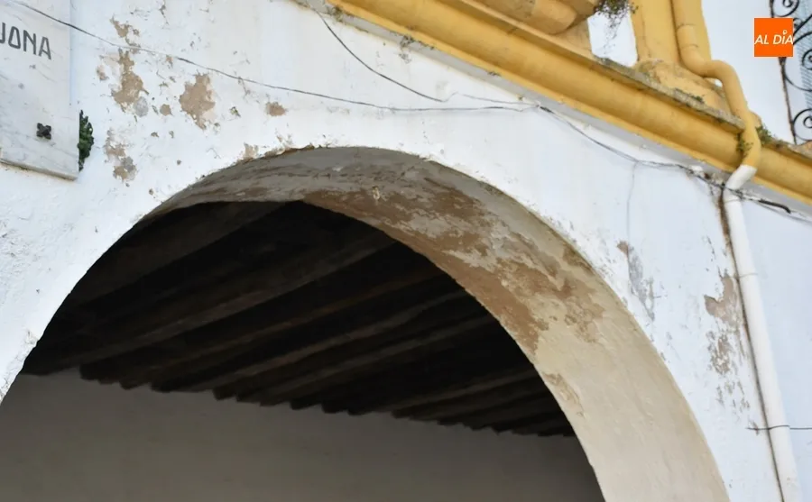 Foto 2 - Instalados bancos en los soportales de la Plazuela del Buen Alcalde, que ya pide una mano de pintura