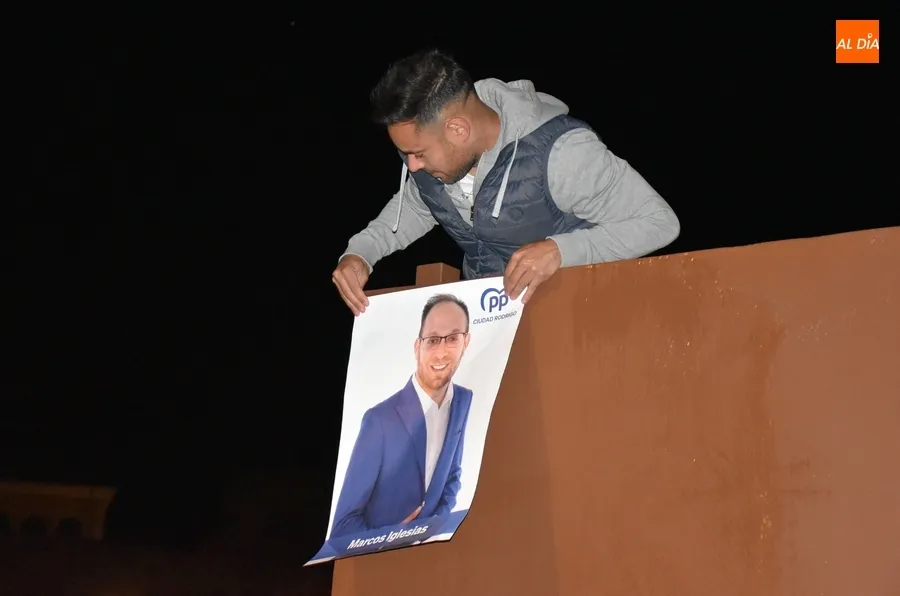 Foto 2 - Todos los partidos que se presentan en Ciudad Rodrigo salen a pegar carteles para abrir la campa&ntilde;a