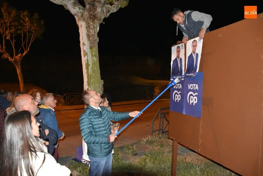 Foto 3 - Todos los partidos que se presentan en Ciudad Rodrigo salen a pegar carteles para abrir la campa&ntilde;a