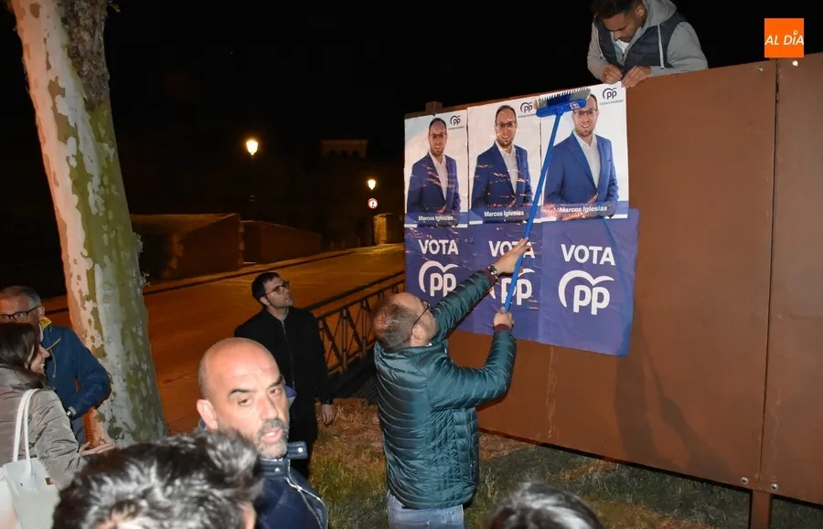 Foto 4 - Todos los partidos que se presentan en Ciudad Rodrigo salen a pegar carteles para abrir la campa&ntilde;a