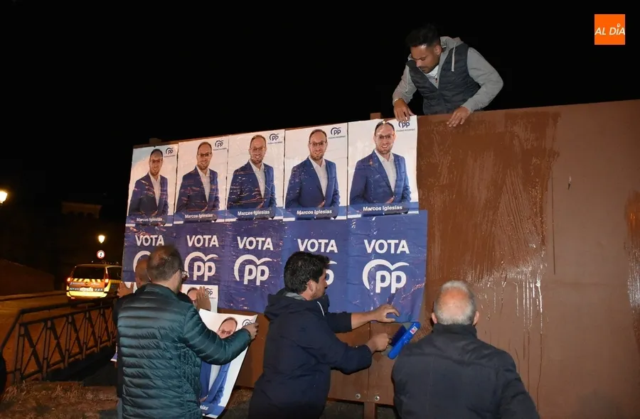 Foto 5 - Todos los partidos que se presentan en Ciudad Rodrigo salen a pegar carteles para abrir la campa&ntilde;a
