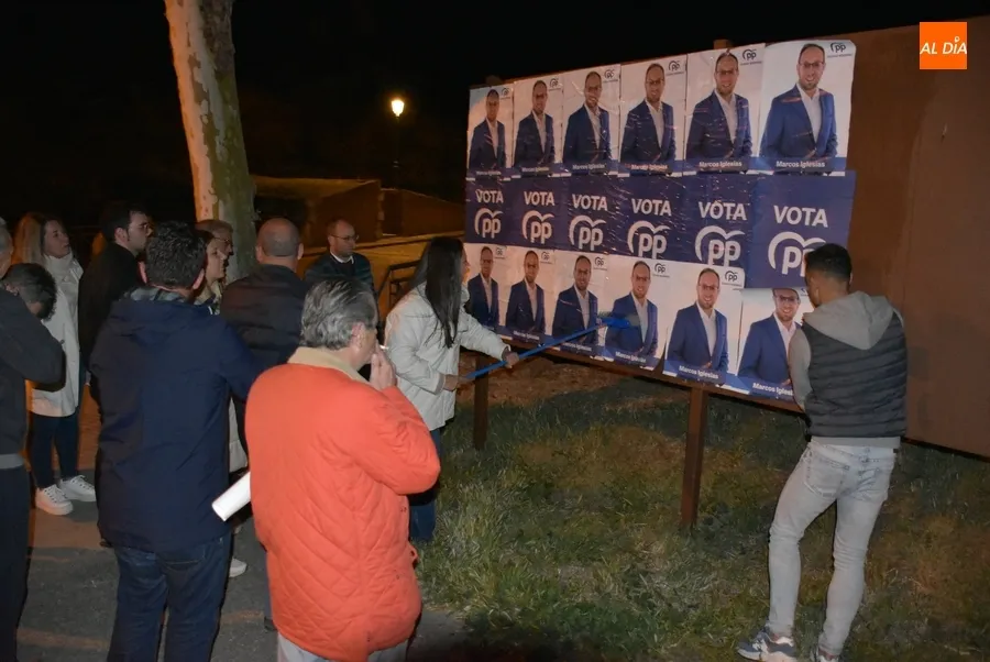 Foto 6 - Todos los partidos que se presentan en Ciudad Rodrigo salen a pegar carteles para abrir la campa&ntilde;a