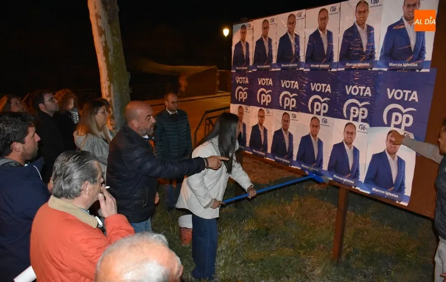 Foto 7 - Todos los partidos que se presentan en Ciudad Rodrigo salen a pegar carteles para abrir la campa&ntilde;a