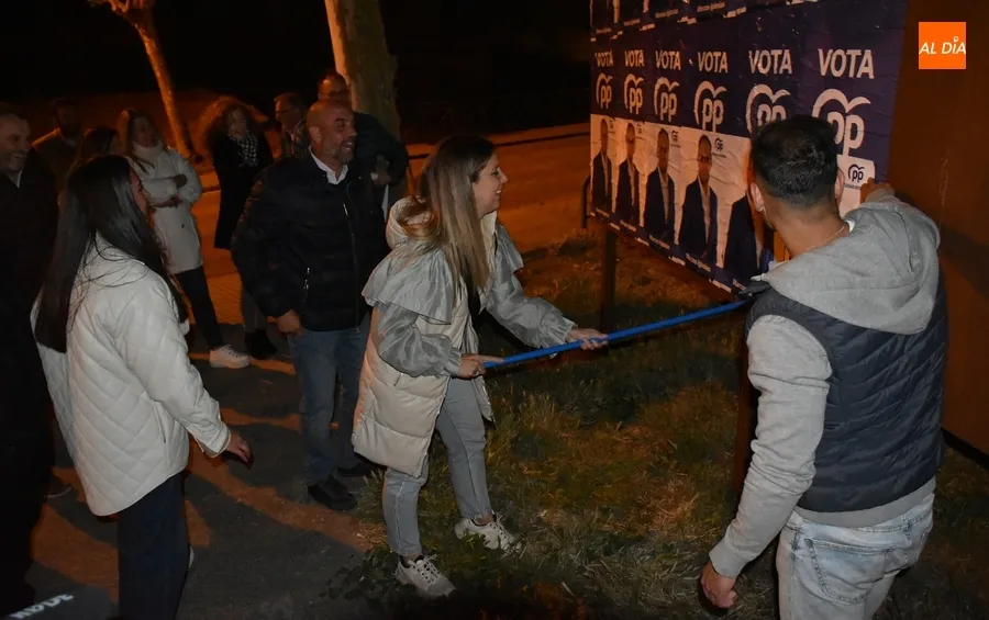Foto 8 - Todos los partidos que se presentan en Ciudad Rodrigo salen a pegar carteles para abrir la campa&ntilde;a
