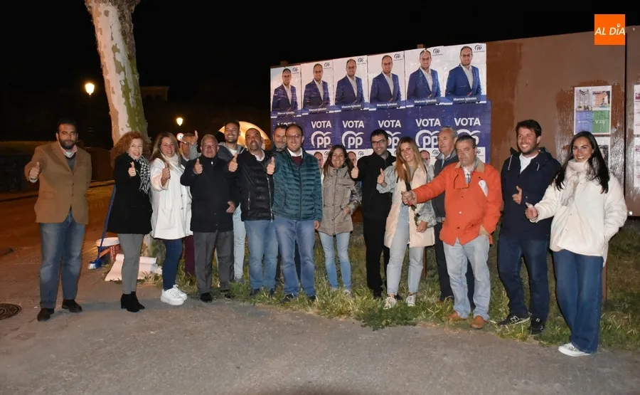 Foto 9 - Todos los partidos que se presentan en Ciudad Rodrigo salen a pegar carteles para abrir la campa&ntilde;a