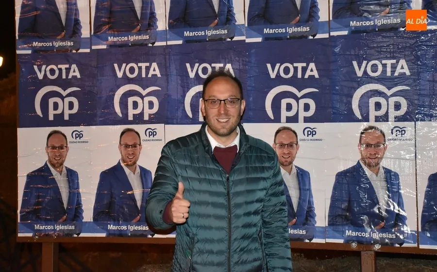Foto 10 - Todos los partidos que se presentan en Ciudad Rodrigo salen a pegar carteles para abrir la campa&ntilde;a