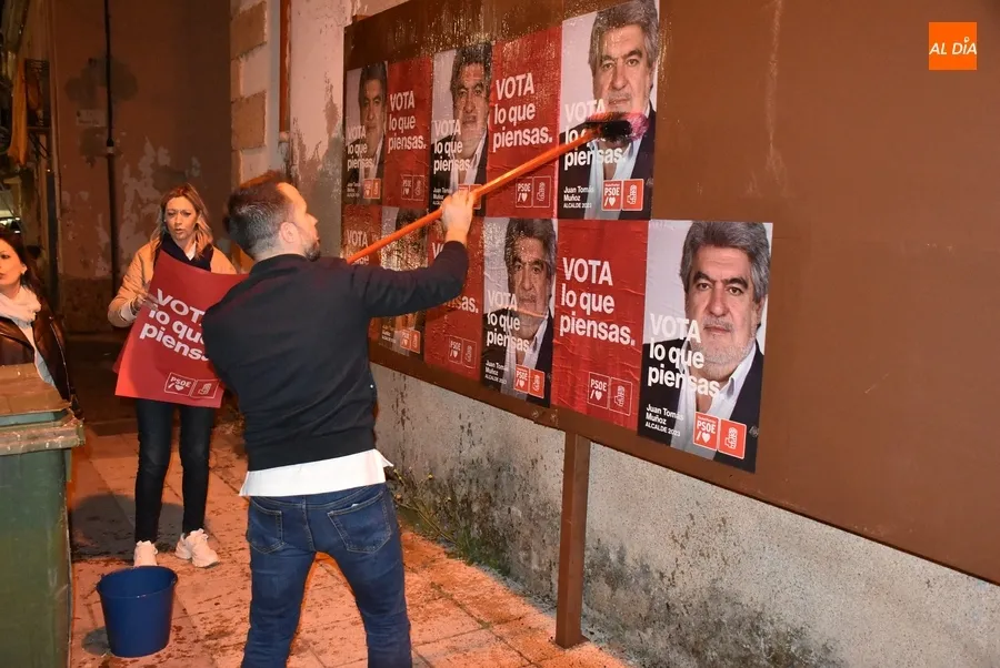 Foto 11 - Todos los partidos que se presentan en Ciudad Rodrigo salen a pegar carteles para abrir la campa&ntilde;a