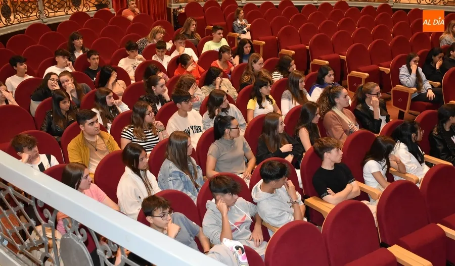 Foto 3 - Las &lsquo;Miradas en Blanco&rsquo; de la Joven Compa&ntilde;&iacute;a de Danza de CyL sorprenden a escolares mirobrigenses