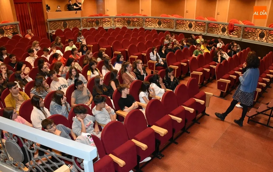 Foto 4 - Las &lsquo;Miradas en Blanco&rsquo; de la Joven Compa&ntilde;&iacute;a de Danza de CyL sorprenden a escolares mirobrigenses