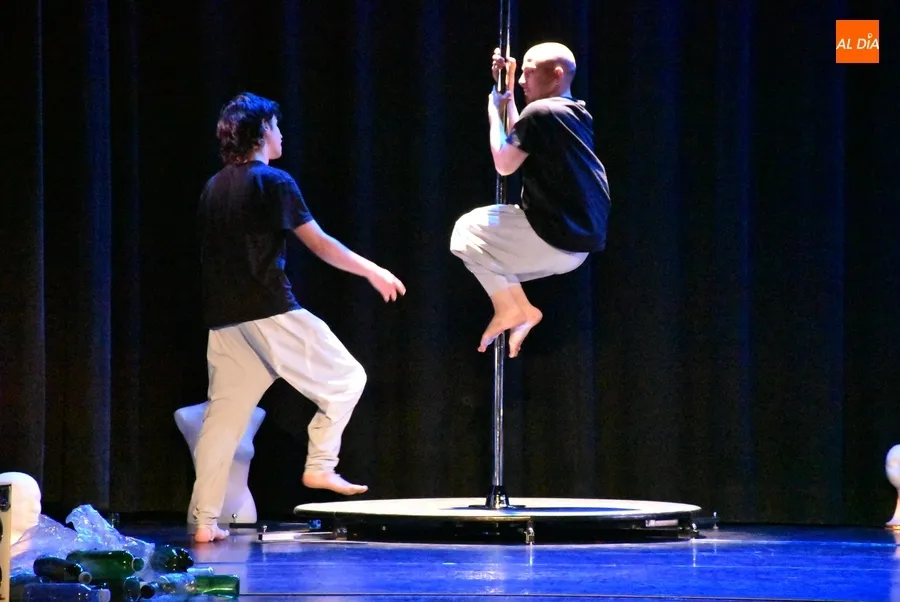 Foto 6 - Las &lsquo;Miradas en Blanco&rsquo; de la Joven Compa&ntilde;&iacute;a de Danza de CyL sorprenden a escolares mirobrigenses