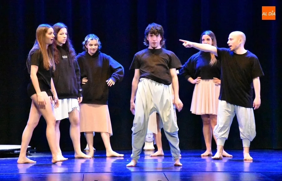 Foto 7 - Las &lsquo;Miradas en Blanco&rsquo; de la Joven Compa&ntilde;&iacute;a de Danza de CyL sorprenden a escolares mirobrigenses