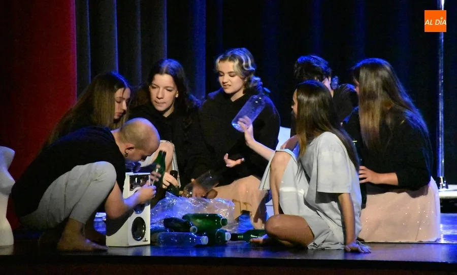 Foto 8 - Las &lsquo;Miradas en Blanco&rsquo; de la Joven Compa&ntilde;&iacute;a de Danza de CyL sorprenden a escolares mirobrigenses