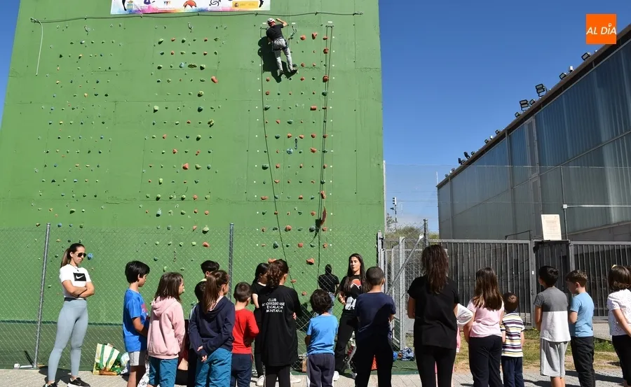 Foto 10 - Una veintena de ni&ntilde;os toma parte en la gymkana del Club de Escalada y Monta&ntilde;a