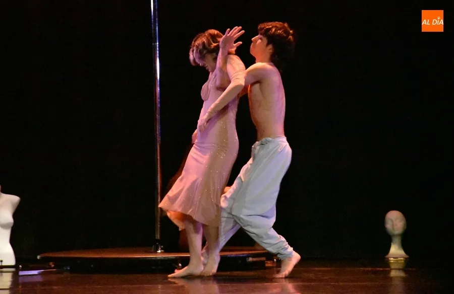 Foto 9 - Las &lsquo;Miradas en Blanco&rsquo; de la Joven Compa&ntilde;&iacute;a de Danza de CyL sorprenden a escolares mirobrigenses