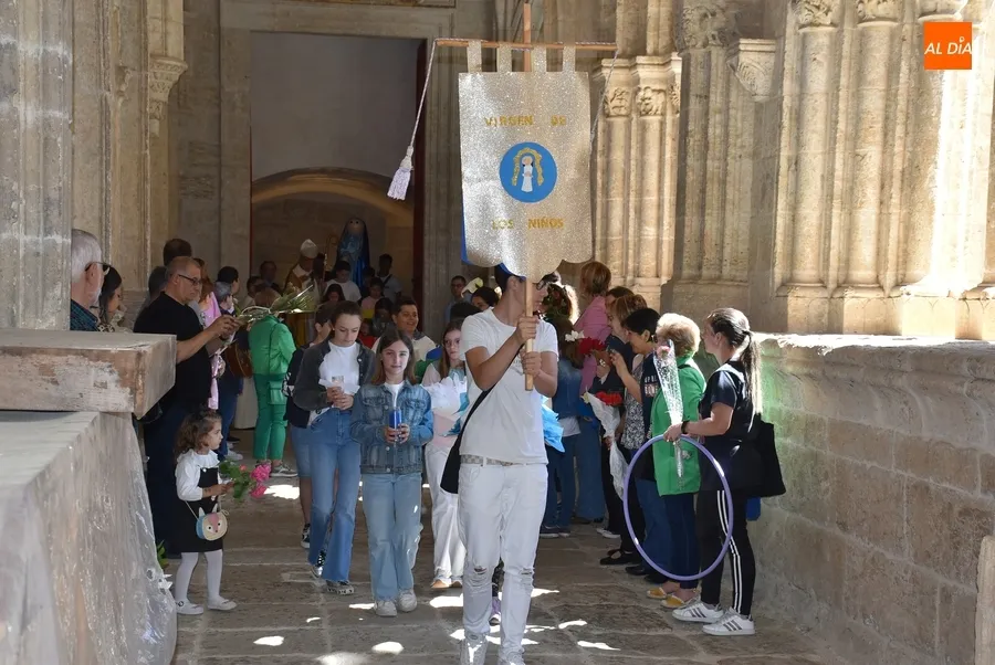 Foto 2 - Los ni&ntilde;os ofrecen a la Virgen Mar&iacute;a &lsquo;la flor de sus vidas&rsquo;