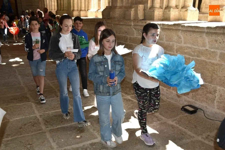Foto 3 - Los ni&ntilde;os ofrecen a la Virgen Mar&iacute;a &lsquo;la flor de sus vidas&rsquo;