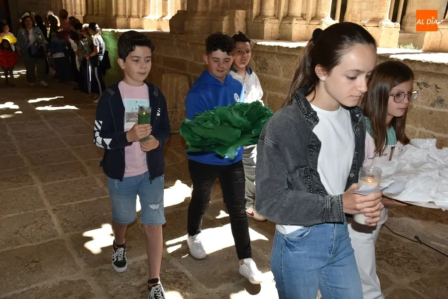 Foto 4 - Los ni&ntilde;os ofrecen a la Virgen Mar&iacute;a &lsquo;la flor de sus vidas&rsquo;