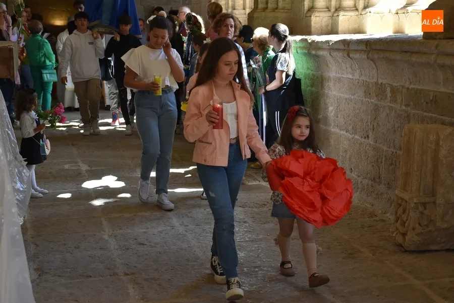 Foto 5 - Los ni&ntilde;os ofrecen a la Virgen Mar&iacute;a &lsquo;la flor de sus vidas&rsquo;