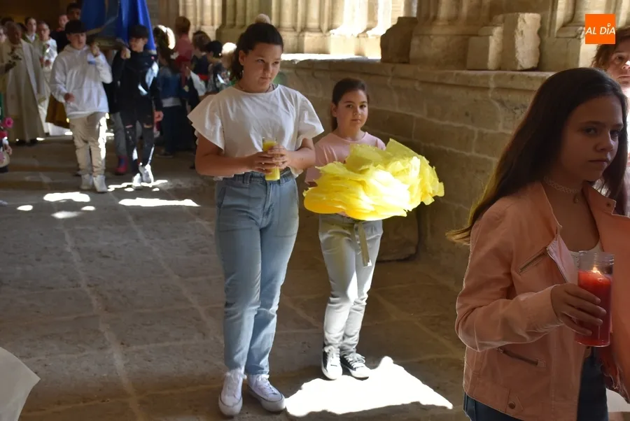 Foto 6 - Los ni&ntilde;os ofrecen a la Virgen Mar&iacute;a &lsquo;la flor de sus vidas&rsquo;