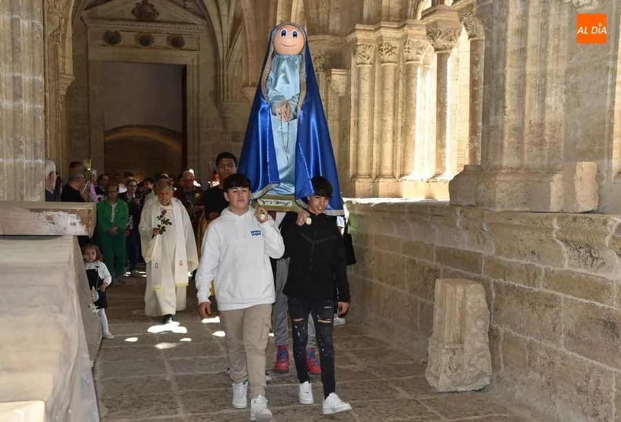 Foto 7 - Los ni&ntilde;os ofrecen a la Virgen Mar&iacute;a &lsquo;la flor de sus vidas&rsquo;