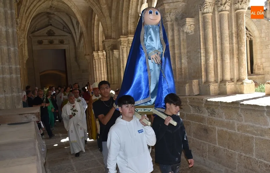 Foto 8 - Los ni&ntilde;os ofrecen a la Virgen Mar&iacute;a &lsquo;la flor de sus vidas&rsquo;