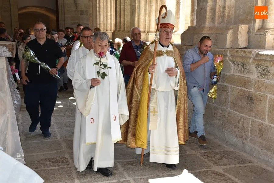 Foto 9 - Los ni&ntilde;os ofrecen a la Virgen Mar&iacute;a &lsquo;la flor de sus vidas&rsquo;