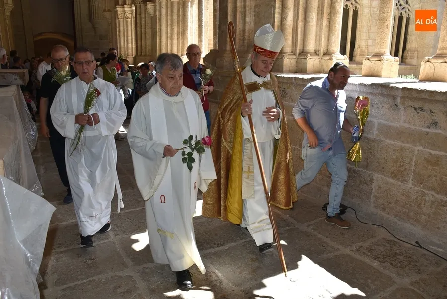 Foto 10 - Los ni&ntilde;os ofrecen a la Virgen Mar&iacute;a &lsquo;la flor de sus vidas&rsquo;