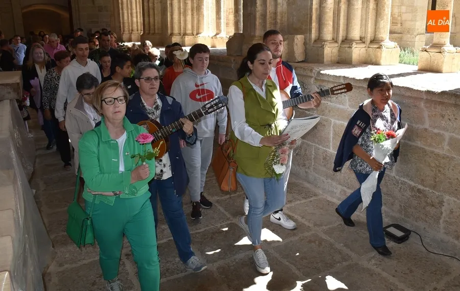 Foto 11 - Los ni&ntilde;os ofrecen a la Virgen Mar&iacute;a &lsquo;la flor de sus vidas&rsquo;