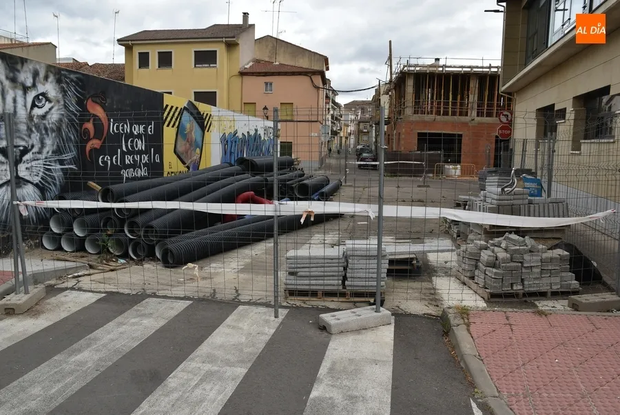Foto 4 - Quejas por el prolongado corte de la calle Ca&ntilde;os para usarla como almac&eacute;n callejero de material